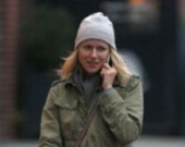 Наоми Уоттс гуляет со своим младшим сыном