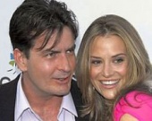 Чарли Шин с женой ложатся в клинику