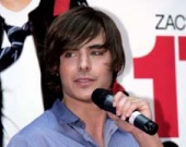 Зак Эфрон на премьере фильма "Папе снова 17"