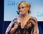 Шарлиз рассказывает об убийстве отца