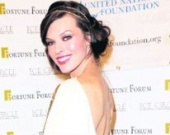 Мила Йовович шьет свадебное платье своими руками