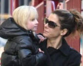 Сандра Баллок борется за дочь с порнозвездой