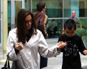 Анжелина гуляет с сыном (ФОТОРЕПОРТАЖ)