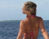 Бывшая невеста ДиКаприо потрясла пляж роскошной фигурой