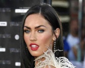 Меган Фокс купается голой в ледяном пруду