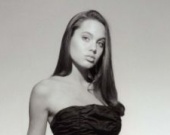 Ранние снимки Анджелины Джоли уйдут с молотка