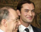 Франция произвела Джуда Лоу в кавалеры