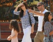 Моника Белуччи с дочерью в луна-парке