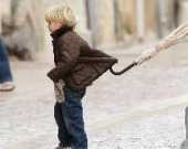 Род Стюарт выгуливает сына