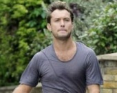 Джуд Лоу и его двухколесный друг