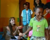 Анжелина Джоли навещает бедных