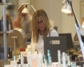 Дженнифер Энистон выбирает косметику