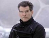 Пирс Броснан запоет