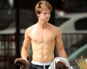 Сын Шварценеггера занимается йогой