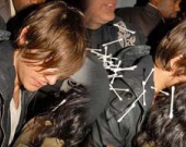 Зака Эфрона забросали... палочками для чистки ушей