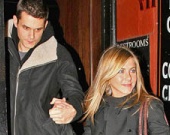 Энистон снова бросил бойфренд