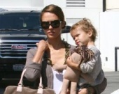 Джессика Альба с дочкой ходят за покупками