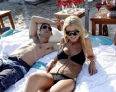 Звезды на пляже в бикини