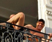 Ван Дамм устроил на балконе "реалити-шоу"