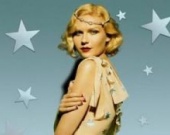 Подружка Спайдермена затянула в шелк свои формы