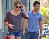 Джо Джонас и Эшли Грин стали жить вместе