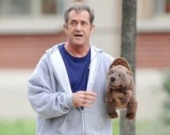 Мел Гибсон разговаривает с бобром