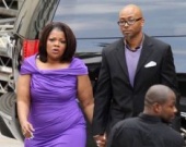 Моник показала всем свои волосатые ноги