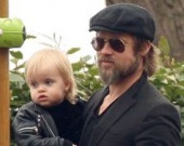 Брэд Питт гуляет с детьми в парке