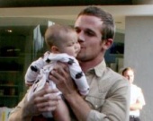 Кэм Жиганде - заботливый отец