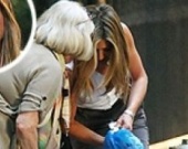 Дженнифер Энистон убирает за чужими собаками?