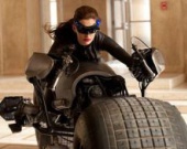 Энн Хэтэуэй защищает Женщину-кошку