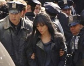Анжелину Джоли ведут в тюрьму