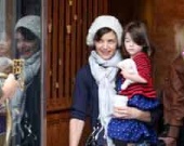 Кэти Холмс понянчилась с детьми Бэкхемов