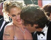 Бандерас в который раз опозорен