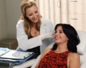 Лиза Кудроу в сериале "Город Хищниц"