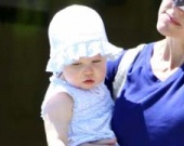 Дочь Николь Кидман гуляет с няней