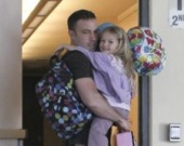 Бен Аффлек забирает Вайолет из школы