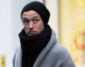 Джуд Лоу замерзает в Лондоне