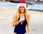 Линдсей Лохан в бикини и шапочке Санта Клауса