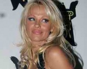 Памела Андерсон подрабатывает