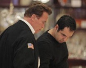 Арнольд Шварценеггер покупает подарки