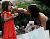 Сури Круз - маленькая сладкоежка