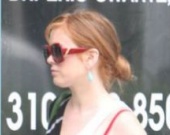 Айла Фишер продолжает скрывать свою беременность