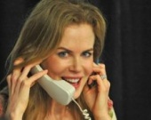 Николь Кидман на телефоне