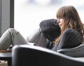 Кира Найтли читает сценарий