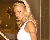 Памела Андерсон растет на глазах Памела Андерсон растет на глазах