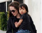 Джоли и Питт  усыновили мальчика