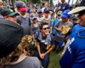 Зак Эфрон учится бейсболу