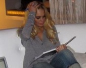 Линдсей Лохан с браслетом-монитором