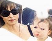 Моника Белуччи показала дочурку